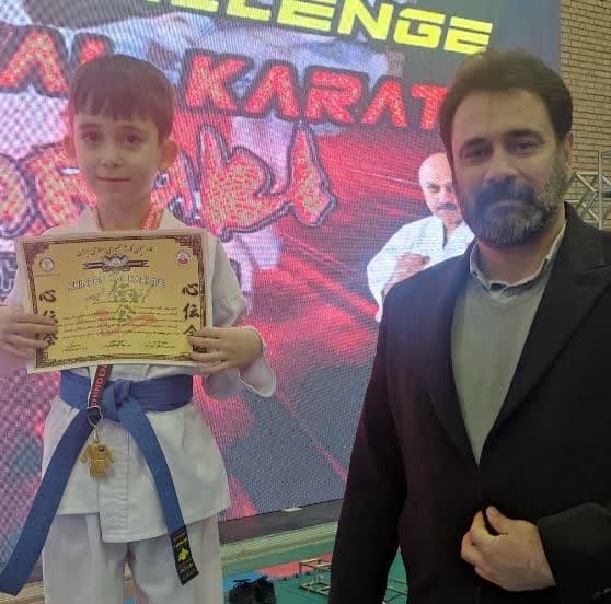 خبر کسب مقام اول کاراته کشوری توسط دانش اموز کلاس دوم امیر رضا امیری پویا دبستان تعالیم