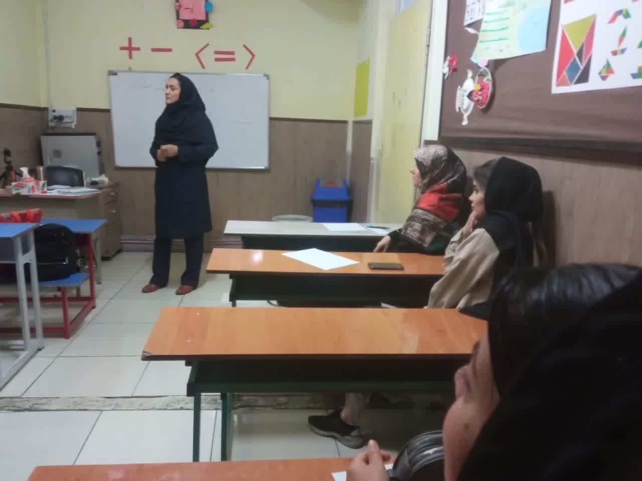 کارگاه اموزش خانواده با حضور خانم دکتر شاهسوند مشاور مدرسه